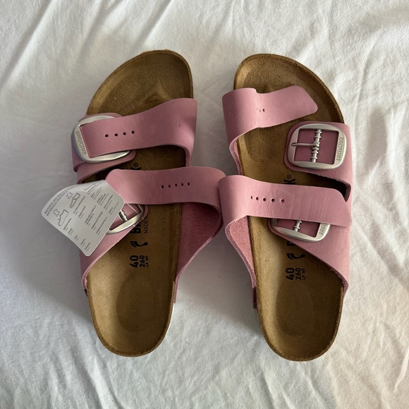 Birkenstock Shoes - NWT new Birkenstock arizona big buckle sandals, size 9